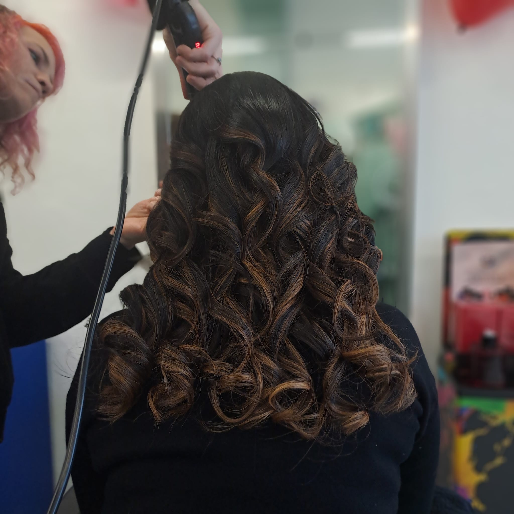 Styling con ricci in lavorazione nel salone
